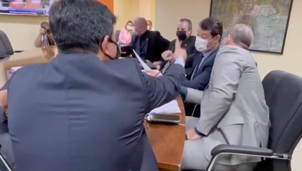 Jenilson Leite e Roberto Duarte se desentendem durante votação do Orçamento