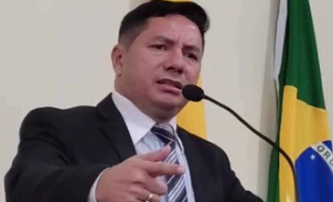Em Sena, vereador fica irritado com limite de tempo para discursos e fala em atirar em sino: “Ainda bem que não trago minha pistola”