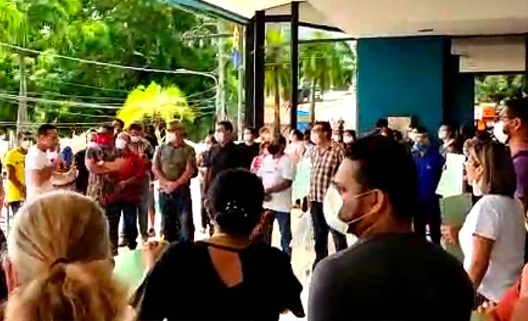 Servidores da Saúde lotam hall de entrada da Aleac à espera da votação da LOA