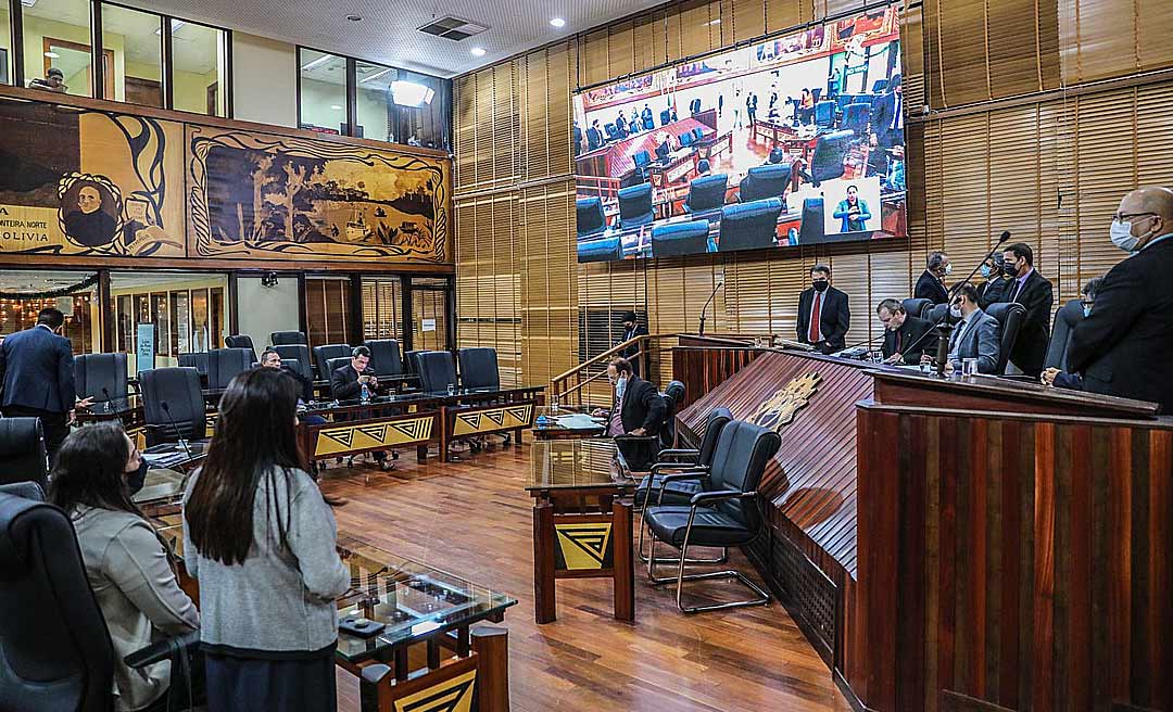 Parlamentares aprovam pagamento de abono que vai de R$ 10 mil a R$ 14 mil para servidores da Educação