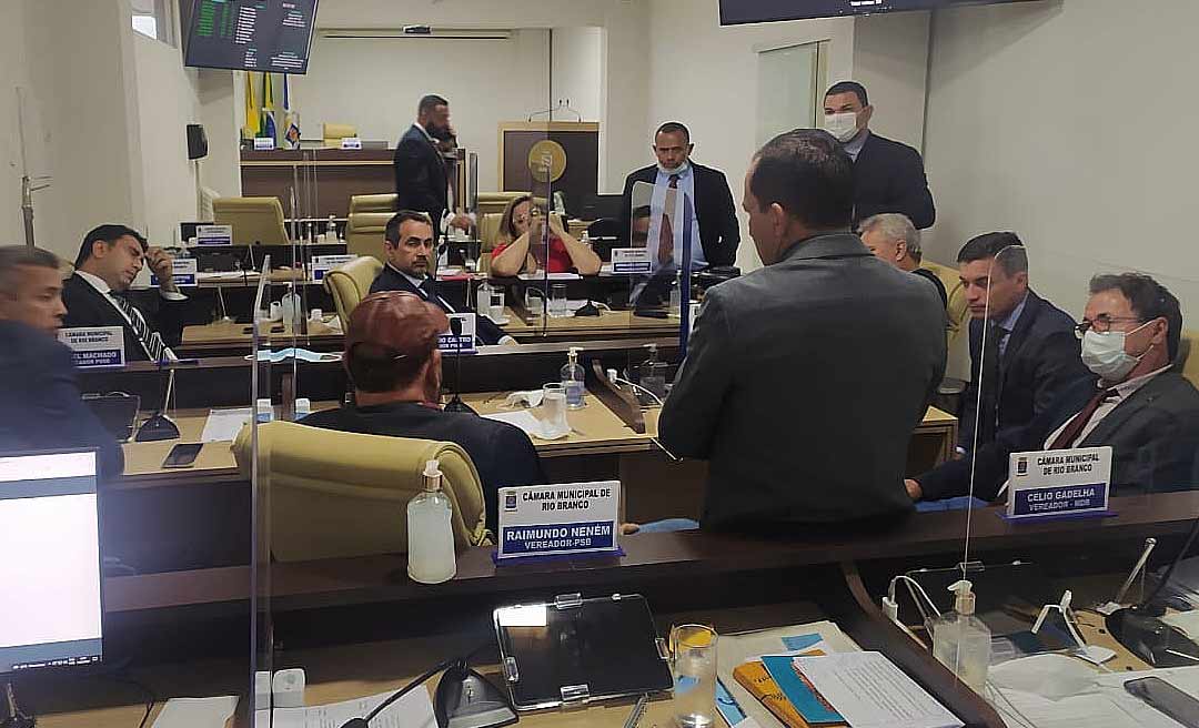 No apagar das luzes, vereadores de Rio Branco aprovam pagamentos de abono da educação