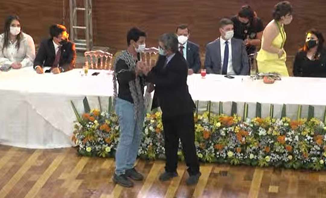 Jovem acorrentado há mais de 16 dias em frente ao Palácio é homenageado na Assembleia do Acre