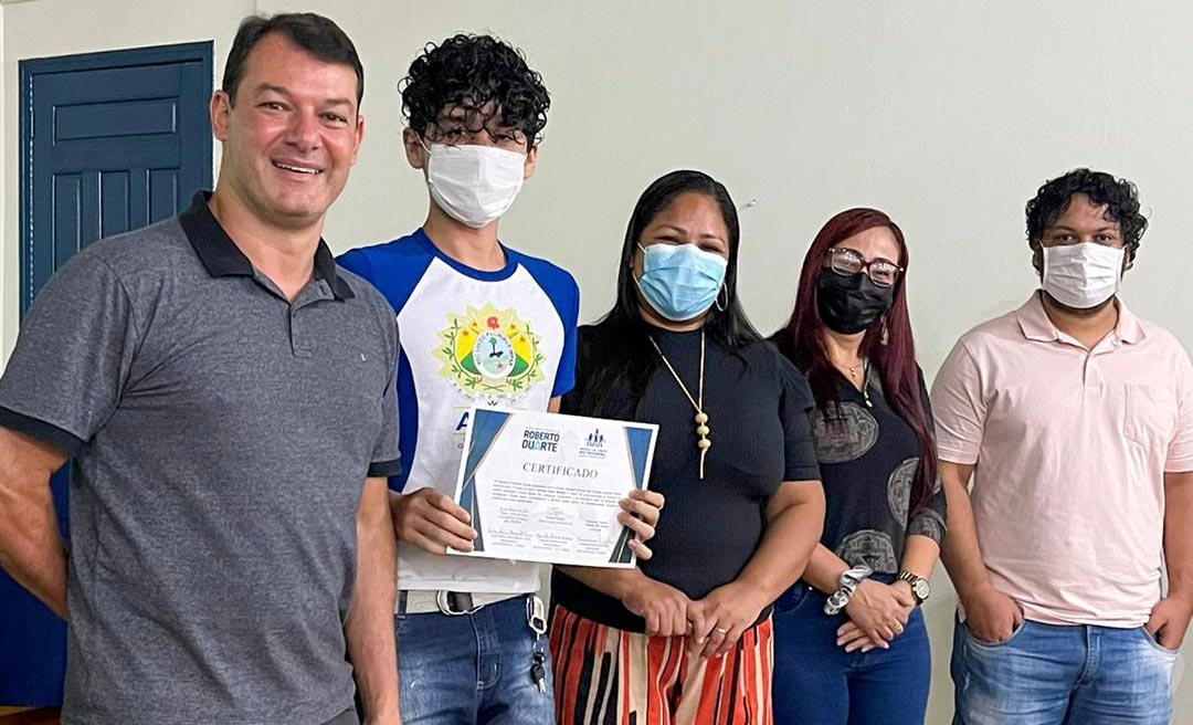 Roberto Duarte promove concurso de produção textual em parceria com escola Kairala José Kairala em Brasiléia