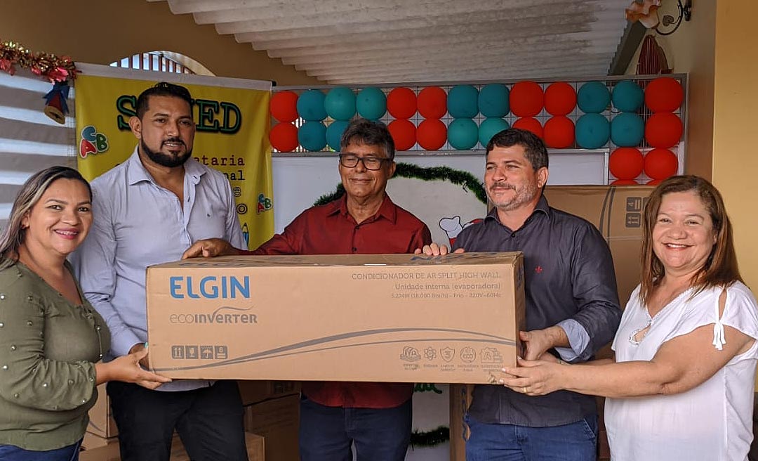 Antônio Pedro faz a entrega de condicionadores de ar para o município de Epitaciolândia