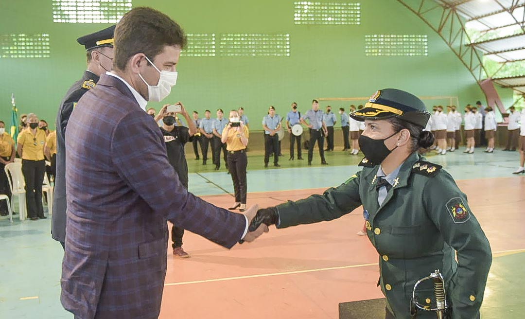 Governador participa de passagem de comando e Escola Militar Tiradentes está sob nova direção