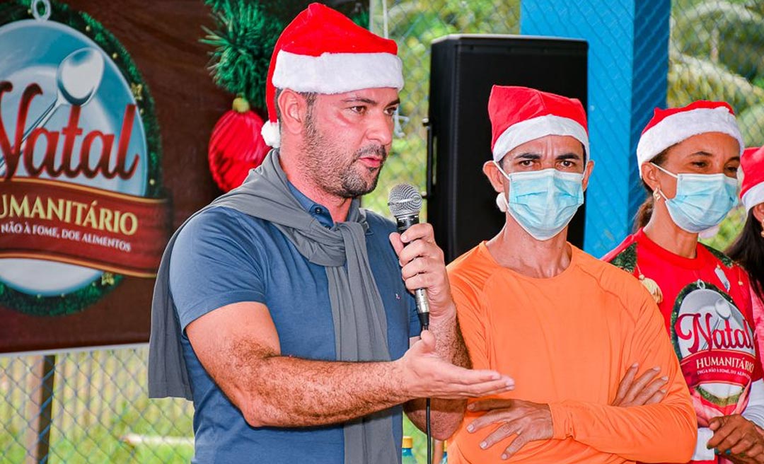 Com Zequinha e Primeira Dama , Nicolau entrega brinquedos para crianças ribeirinhas de Cruzeiro do Sul