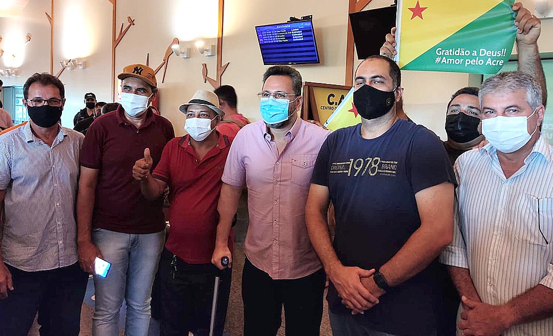 Amigos, familiares e apoiadores fazem festa na chegada de Alan Rick