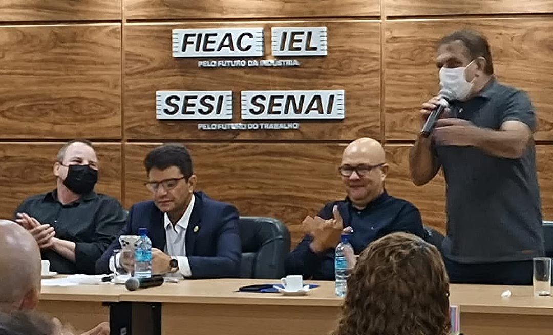 Bestene chama Gladson de Papai Noel durante ato de sanção de leis de estímulo à economia