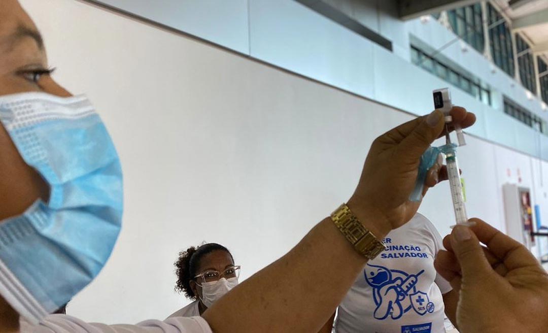 Ômicron: quem tomou CoronaVac pode precisar de dois reforços de Pfizer