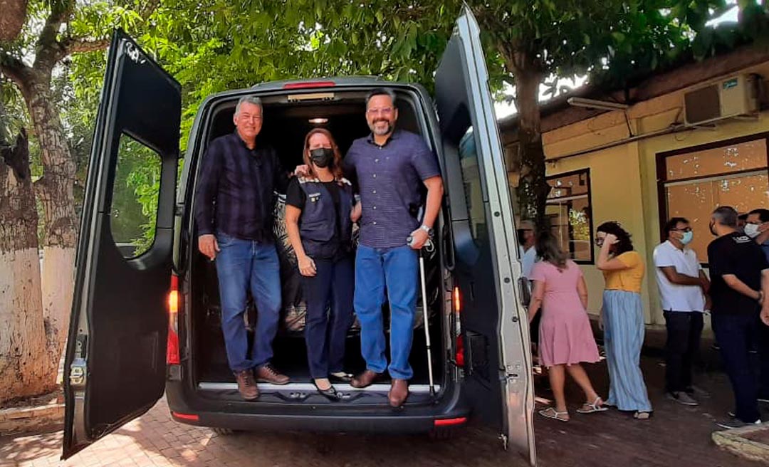 Deputado federal Alan Rick entrega Van à organização cristã Jovens Com Uma Missão