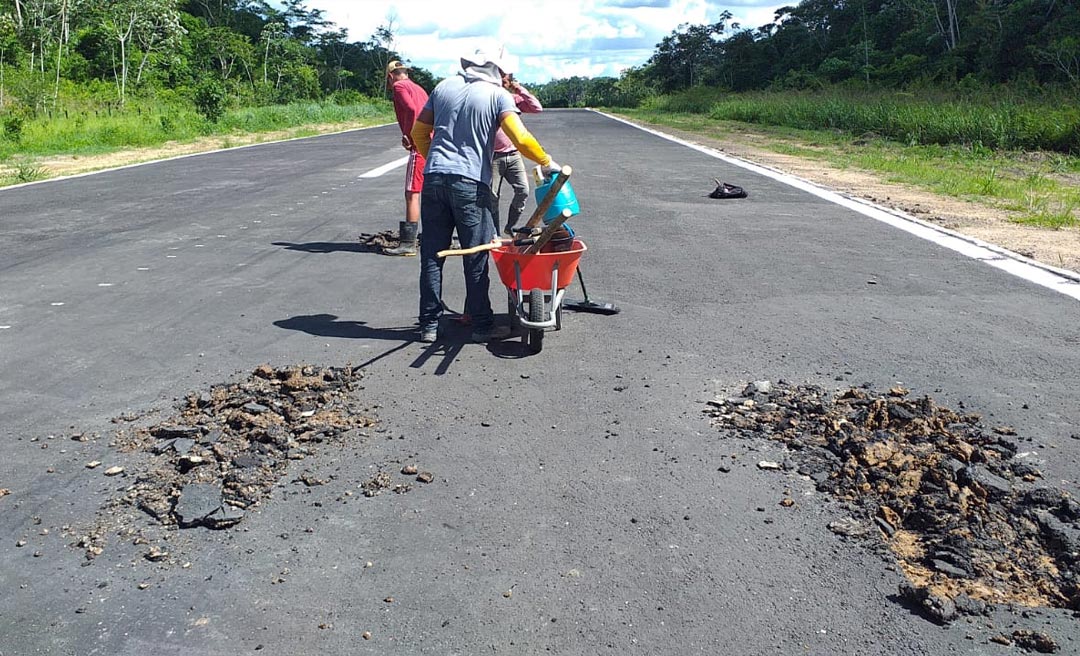 Fotografias que mostram buracos e rachaduras na pista de pouso de Marechal Thaumaturgo são antigas, Diz Deracre