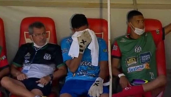 Tomate, goleiro do Andirá, chora ao ser substituído contra o Atlético-MG e bomba na internet