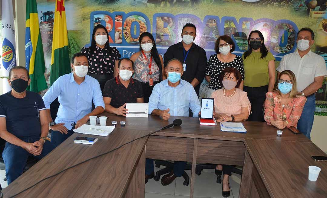 Prefeitura de Rio Branco assina Ordem de Entrega de 4.500 tabletes com chip e internet para alunos dos 4° e 5° anos