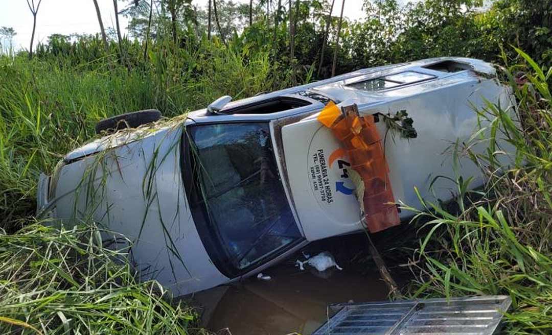 Carro de funerária que transportava corpo para ser velado em Xapuri capota na BR-317