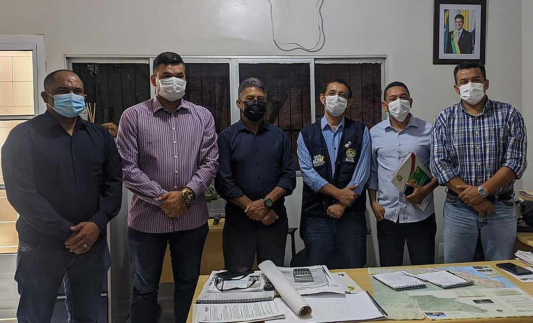 Deputado Antônio Pedro reúne-se com o prefeito, vereadores e diretores na sede do Deracre e agilizam demandas