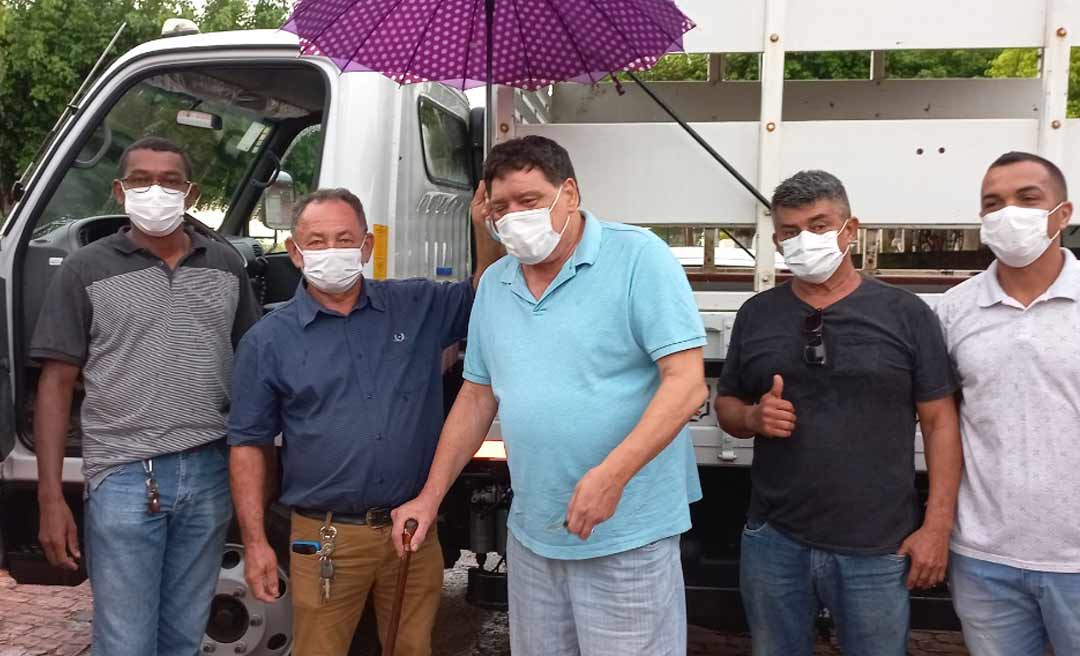 Com emenda de Flaviano Melo, prefeitura do Bujari entrega caminhão para atender quase 100 famílias de produtores