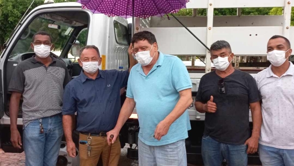 Com emenda de Flaviano Melo, prefeitura do Bujari entrega caminhão para atender quase 100 famílias de produtores