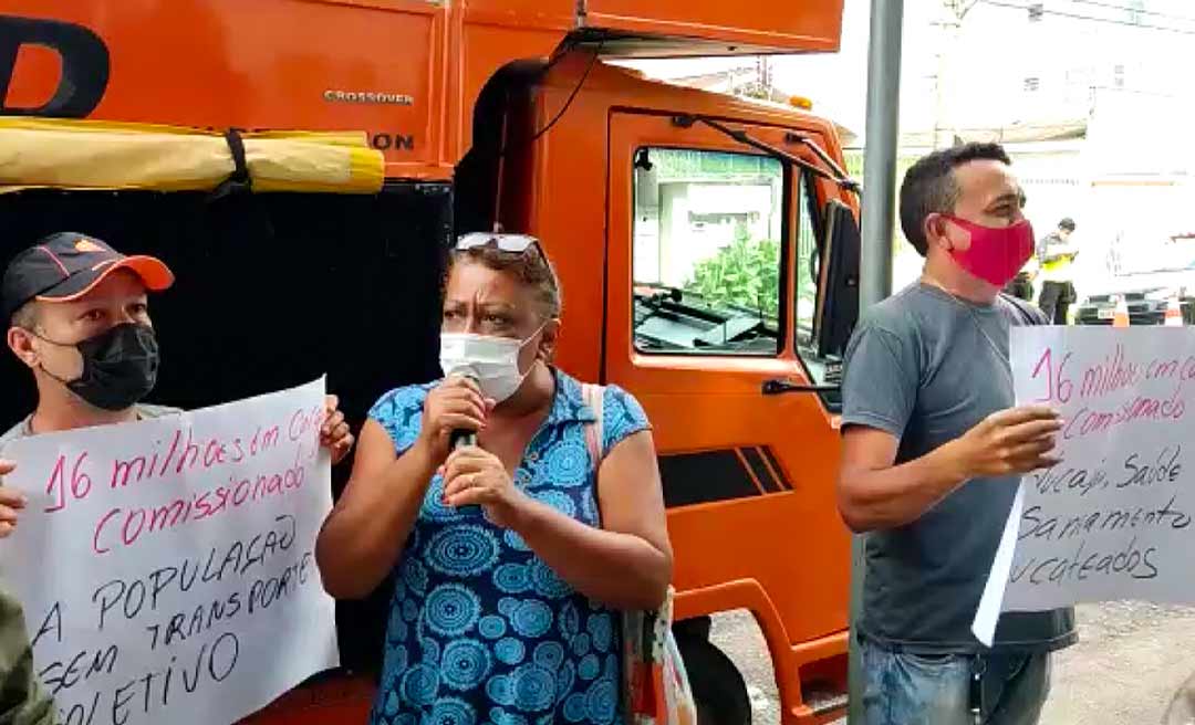 Movimentos sociais e sindicatos protestam em frente a Câmara Municipal: "Prefeito tá de politicagem"