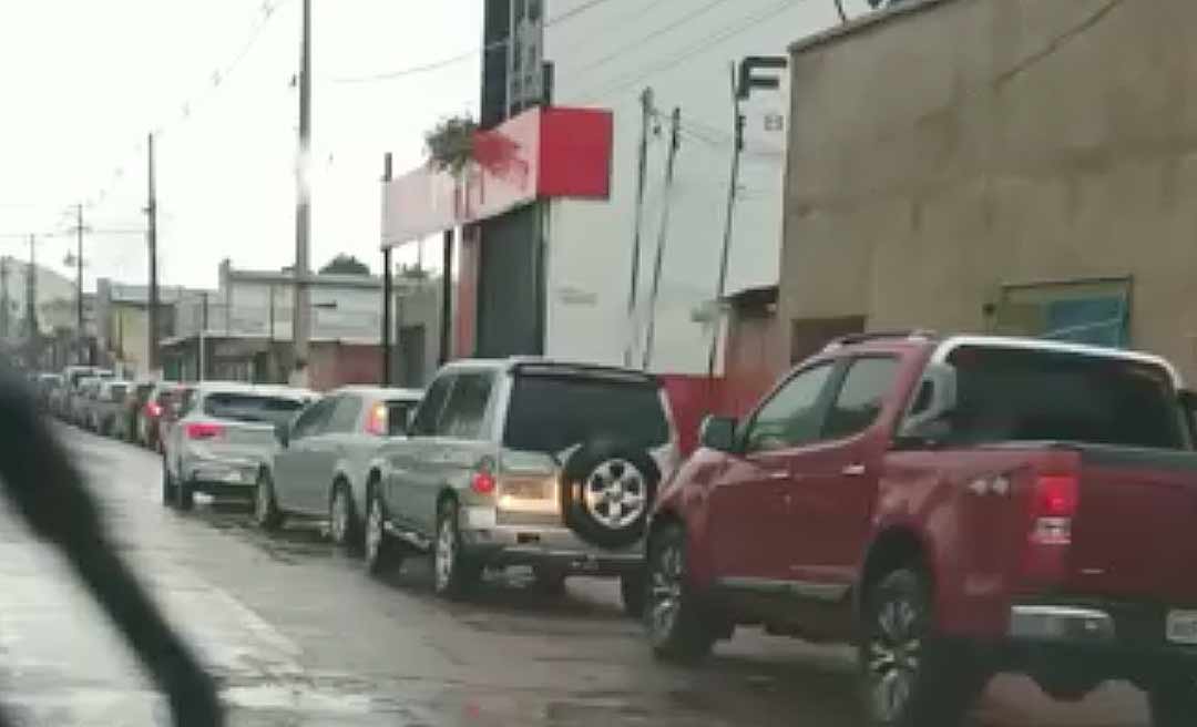 Drive-thru de teste para covid-19 na Arena tem fila imensa um dia após Acre registrar 1,1 mil casos
