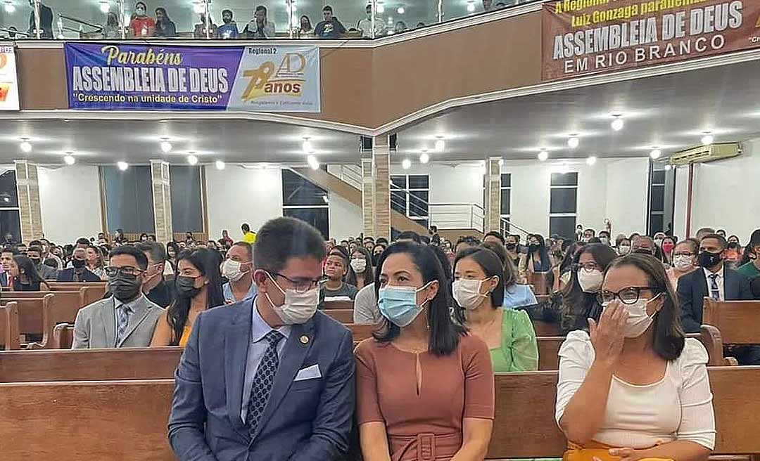 Gladson vai a culto na Assembleia de Deus e posta versículo da Bíblia: “Toda a ferramenta preparada contra ti não prosperará”