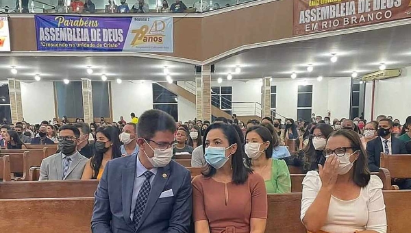 Gladson vai a culto na Assembleia de Deus e posta versículo da Bíblia: “Toda a ferramenta preparada contra ti não prosperará”