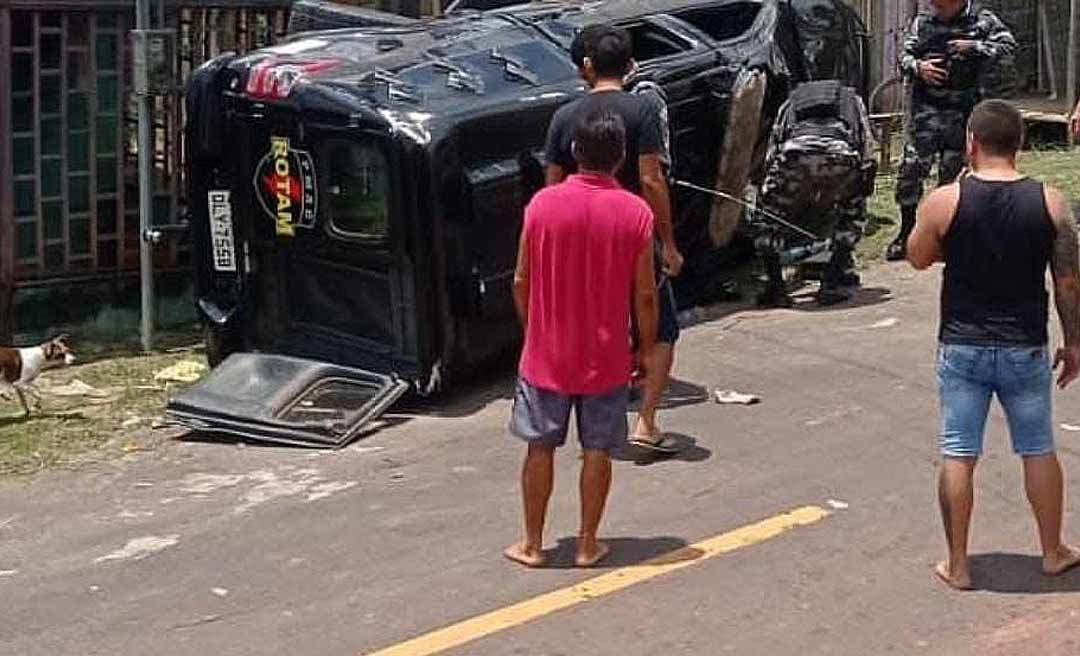 Viatura da PM capota ao bater em caminhonete em rua de Cruzeiro do Sul