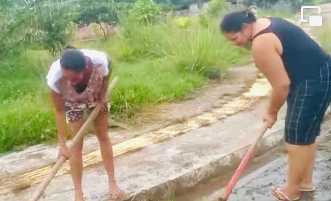 Mulheres limpam rua da Cidade do Povo e protestam contra Bocalom: “Cabeça branca toma vergonha na cara!”