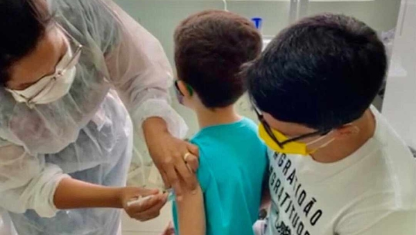 Jenilson leva o filho para vacinar contra Covid-19: “A maneira mais eficiente de salvar vidas é vacinando quem a gente gosta”