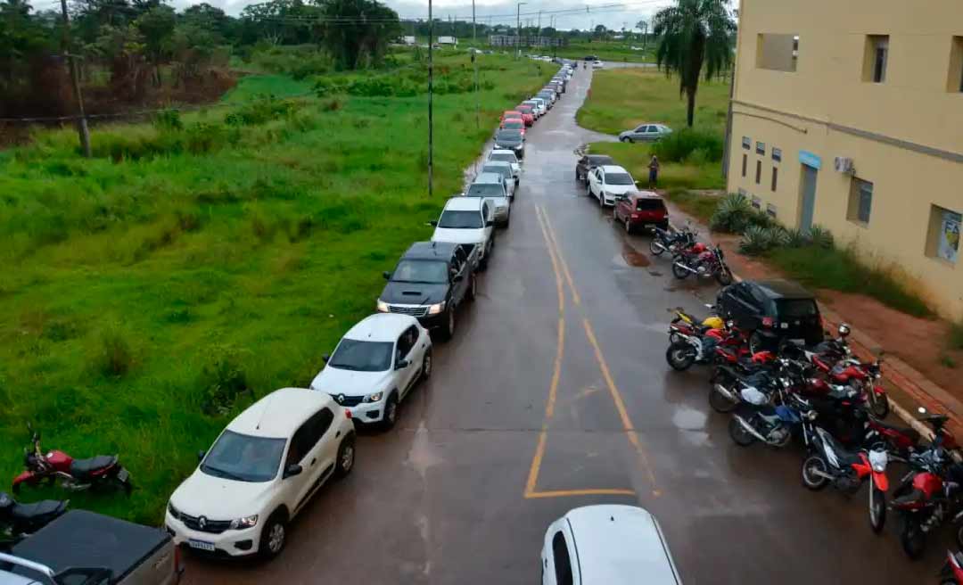 Mesmo com fila quilométrica, prefeitura encerra serviço de drive-thru no Arena da Floresta