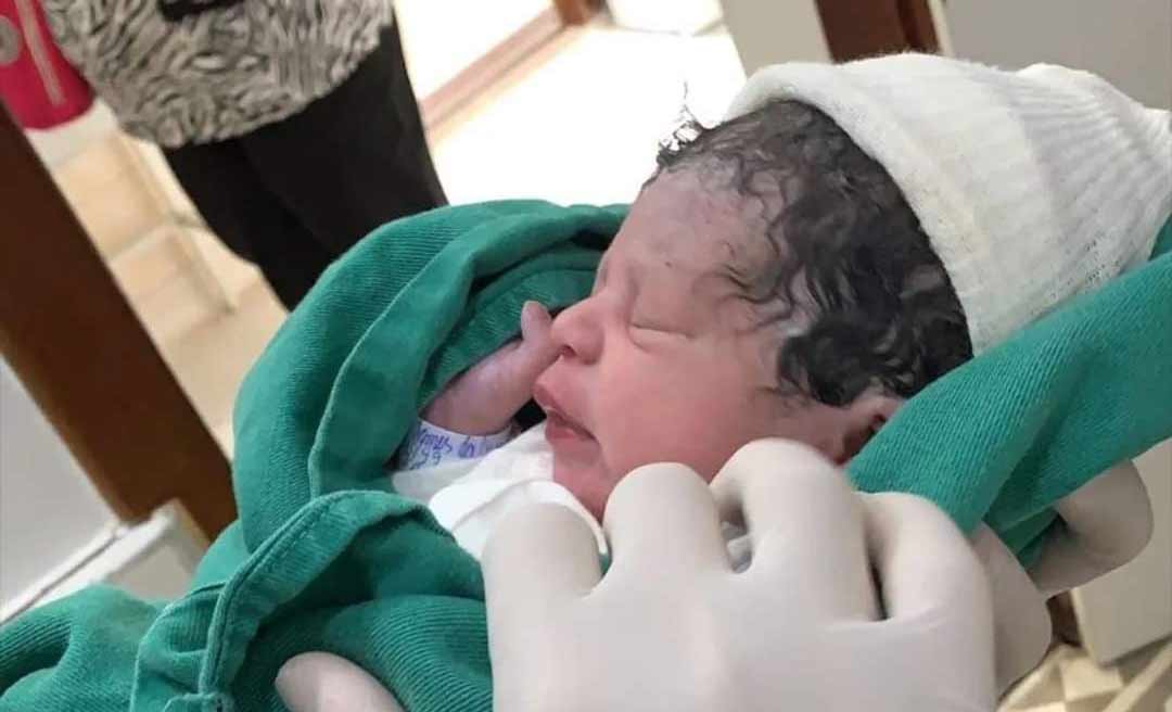 Bebê que nasceu na calçada na frente da Maternidade Bárbara Heliodora é uma menina