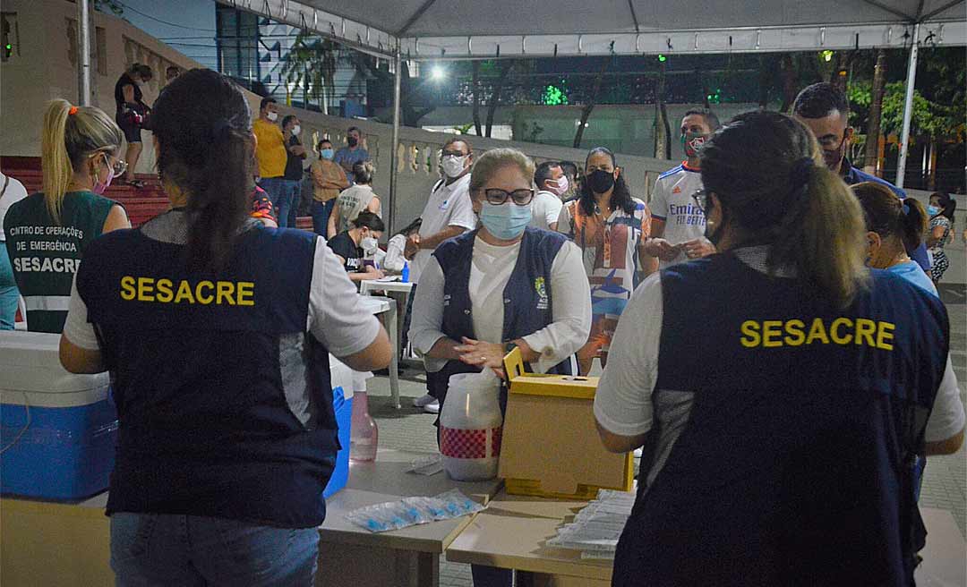 Quase 600 pessoas foram vacinadas no primeiro dia de mutirão no Palácio