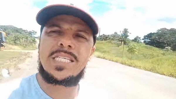 Ativista político crítica presidente Bolsonaro por decretar luto pela morte de Olavo de Carvalho