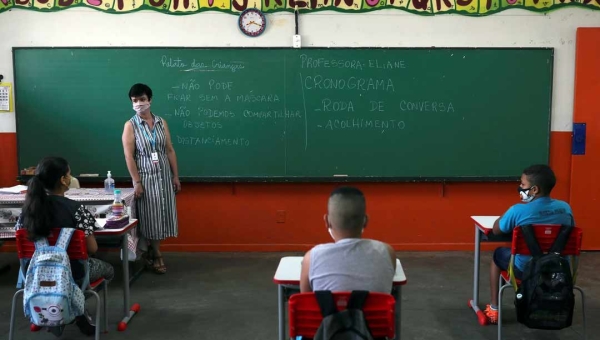 Professores da educação básica terão reajuste no piso salarial, anuncia Bolsonaro