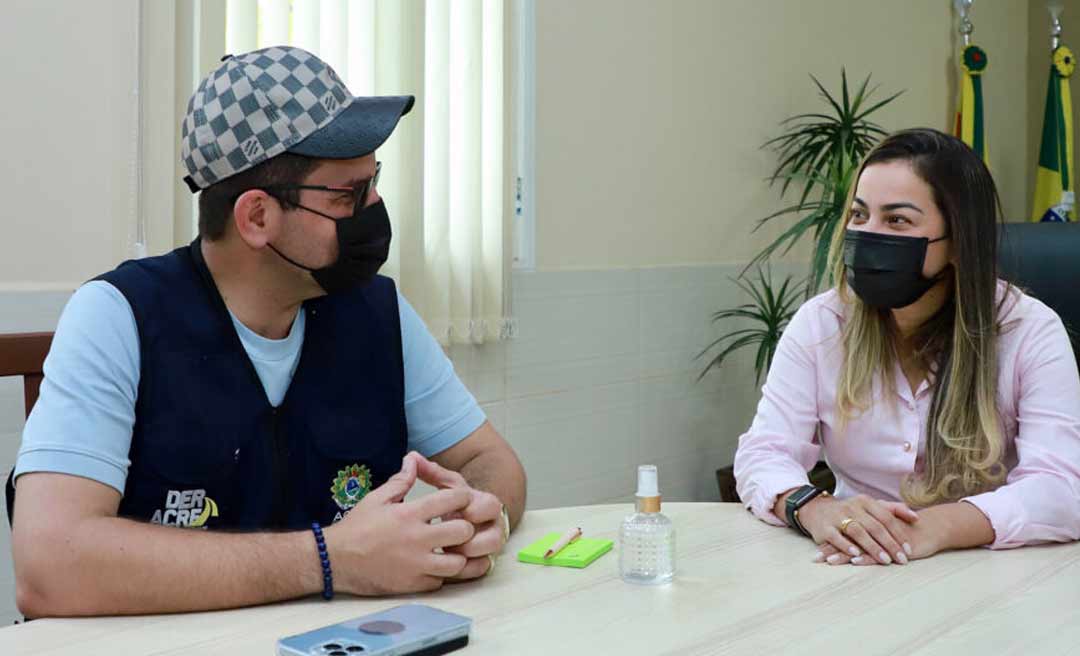 Com disfarce temporário de camelista, Fernanda Hassem recebe Gladson em Brasileia