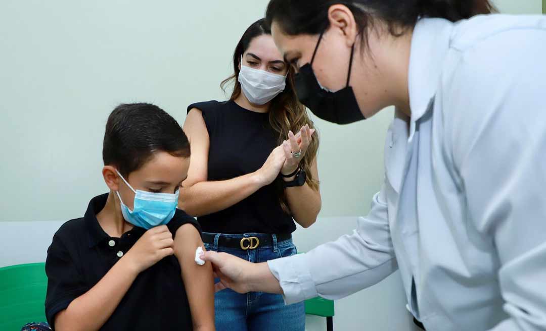 Guilherme, filho de Gladson, é vacinado contra covid e governador diz: “O exemplo começa de casa”