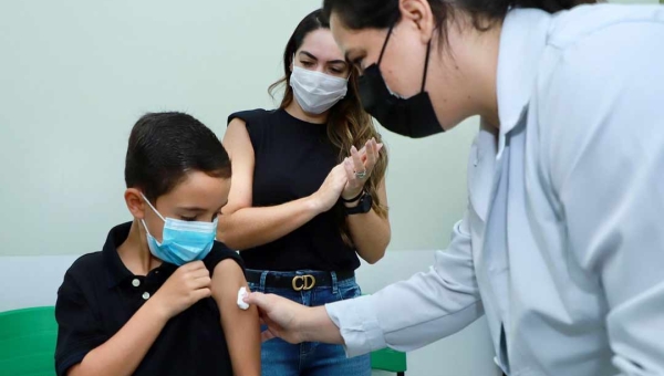 Guilherme, filho de Gladson, é vacinado contra covid e governador diz: “O exemplo começa de casa”