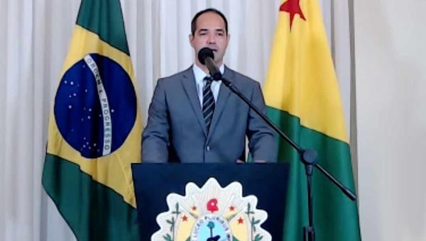 Em mensagem governamental, Cameli cita opositores que “profetizaram” atrasos salariais, anuncia reajuste e concurso