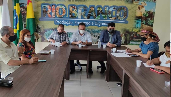 Sinproacre participa de reunião na Prefeitura para discutir Plano de Cargos Carreira e Remuneração da categoria