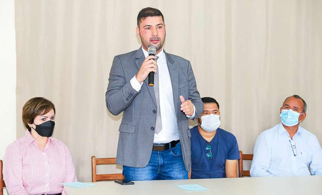 Nicolau prestigia posse do novo coordenador do núcleo de Educação em Capixaba