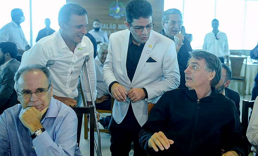 Após cirurgia, Bittar aparece de muletas em encontro com Bolsonaro em RO