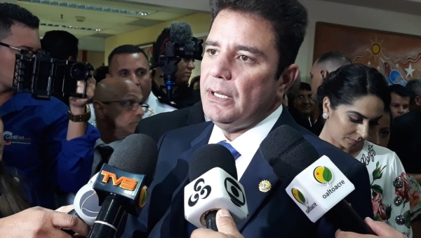 Gladson adia reajuste dos servidores, diz que não vai comprometer a folha e lamenta politicagem