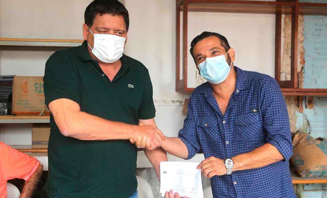 André Ariosto assina ficha de filiação ao MDB de Flaviano Melo