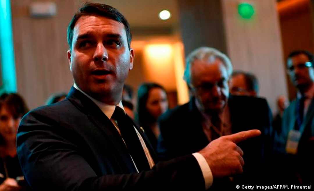 Sem saber onde fica o Acre no mapa do Brasil, Flávio Bolsonaro prega união de Gladson e Marcia nas eleições