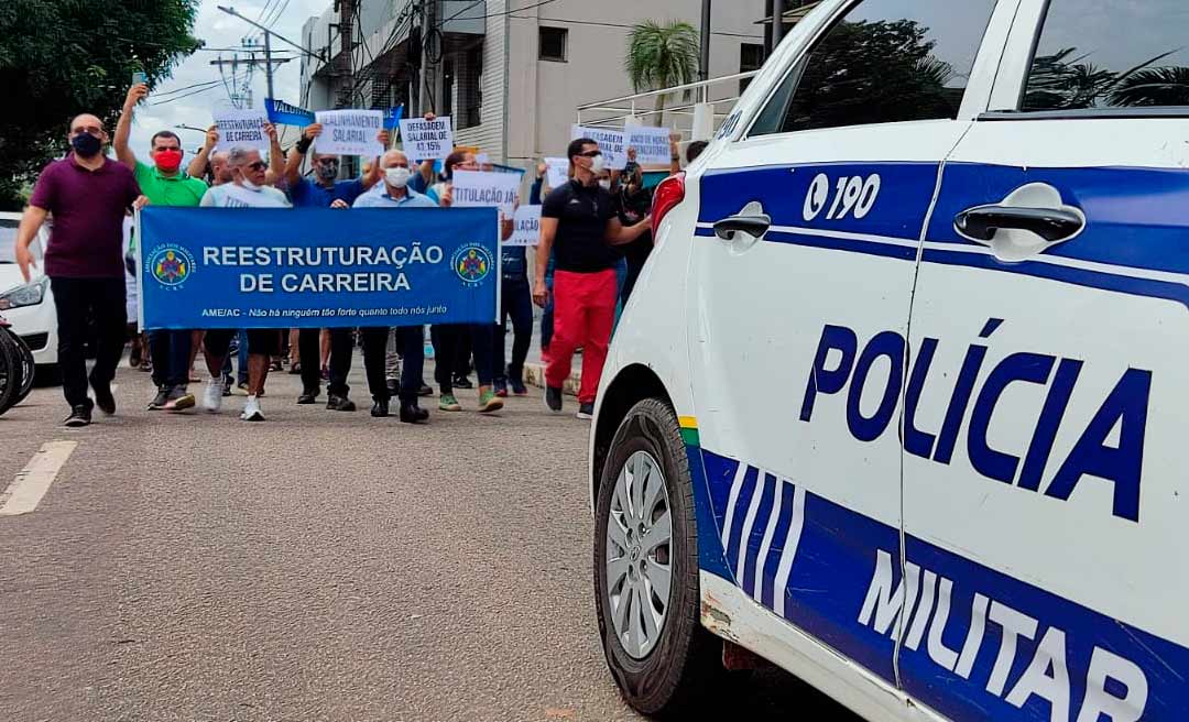 Militares protestam na frente do Palácio e reinvidicam pagamento da titulação e a reestruturação da carreira militar