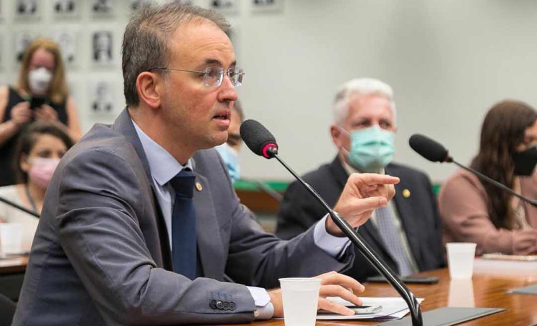 Léo de Brito alerta MP sobre possível compra de apoio parlamentar escancarada por Calegário nas redes