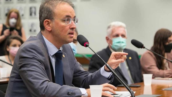 Léo de Brito alerta MP sobre possível compra de apoio parlamentar escancarada por Calegário nas redes