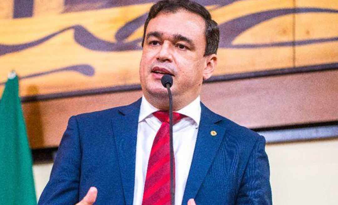 Daniel Zen ironiza ida de parlamentares do Acre à Brasília e diz: “de cuia na mão”