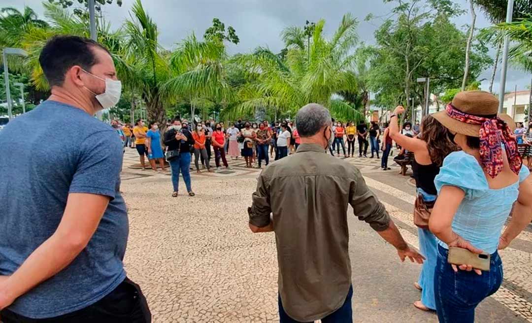 Servidores da Educação voltam a fazer protesto em frente à Prefeitura de RB