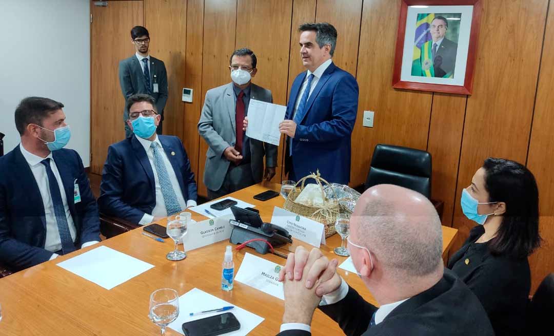 Deputado Gonzaga entrega carta com reivindicações de servidores da Receita Federal para ministro de Bolsonaro