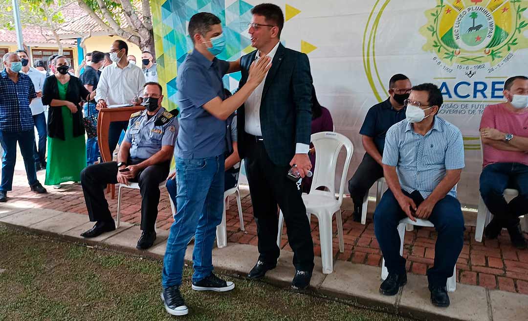 Após reclamar de “vagas garfadas”, Calegário aparece sem qualquer cerimônia em solenidade e ainda dá discurso